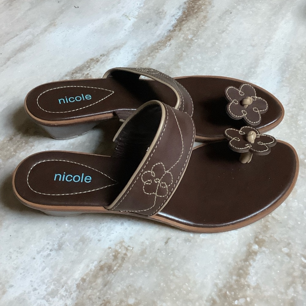 😍Nicole Dark Brown Floral Sandals😍 Size 7